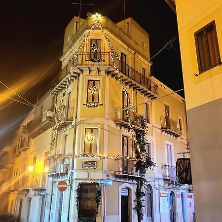 B&B L'Angolo Sulla Piazza Mirabella Imbaccari エクステリア 写真