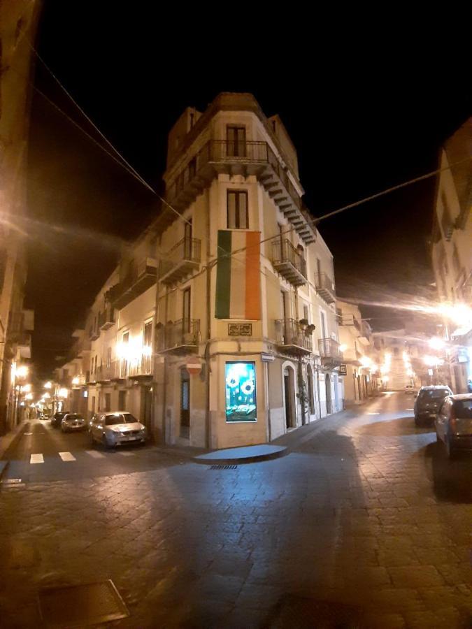 B&B L'Angolo Sulla Piazza Mirabella Imbaccari エクステリア 写真